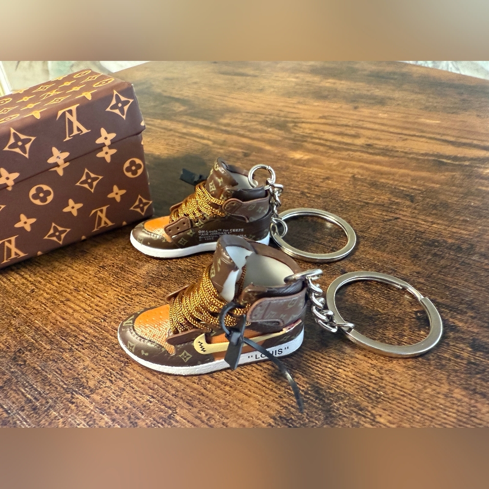 Luxe Inspired High-Top Pair Of Sneaker Keychains With Box! - Picture 3 of 12